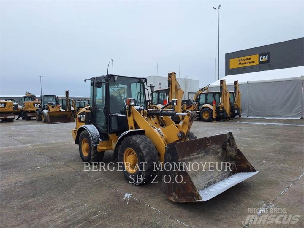 CAT 906M Фронтальные погрузчики