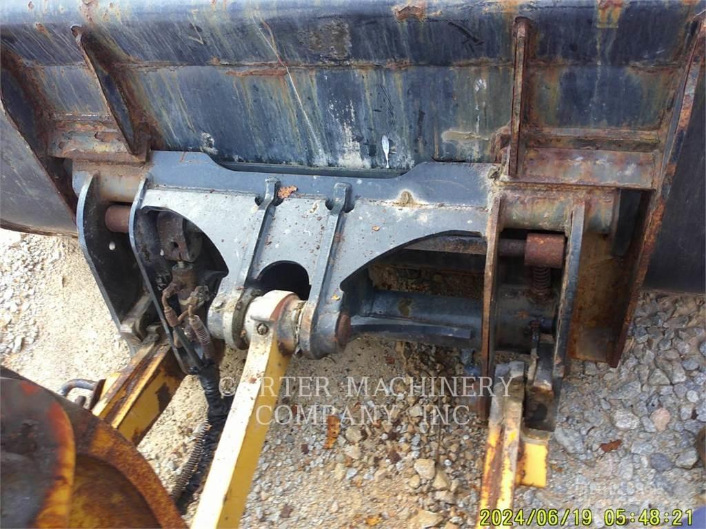 CAT 906M Фронтальные погрузчики