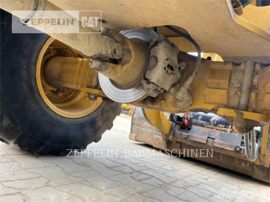CAT 906M Фронтальные погрузчики