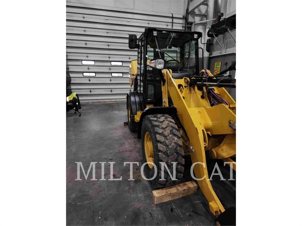 CAT 906M Фронтальные погрузчики