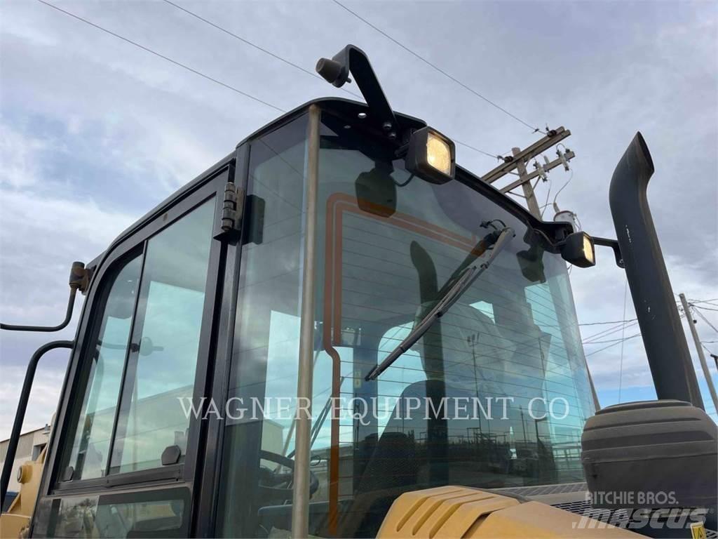 CAT 906M Фронтальные погрузчики
