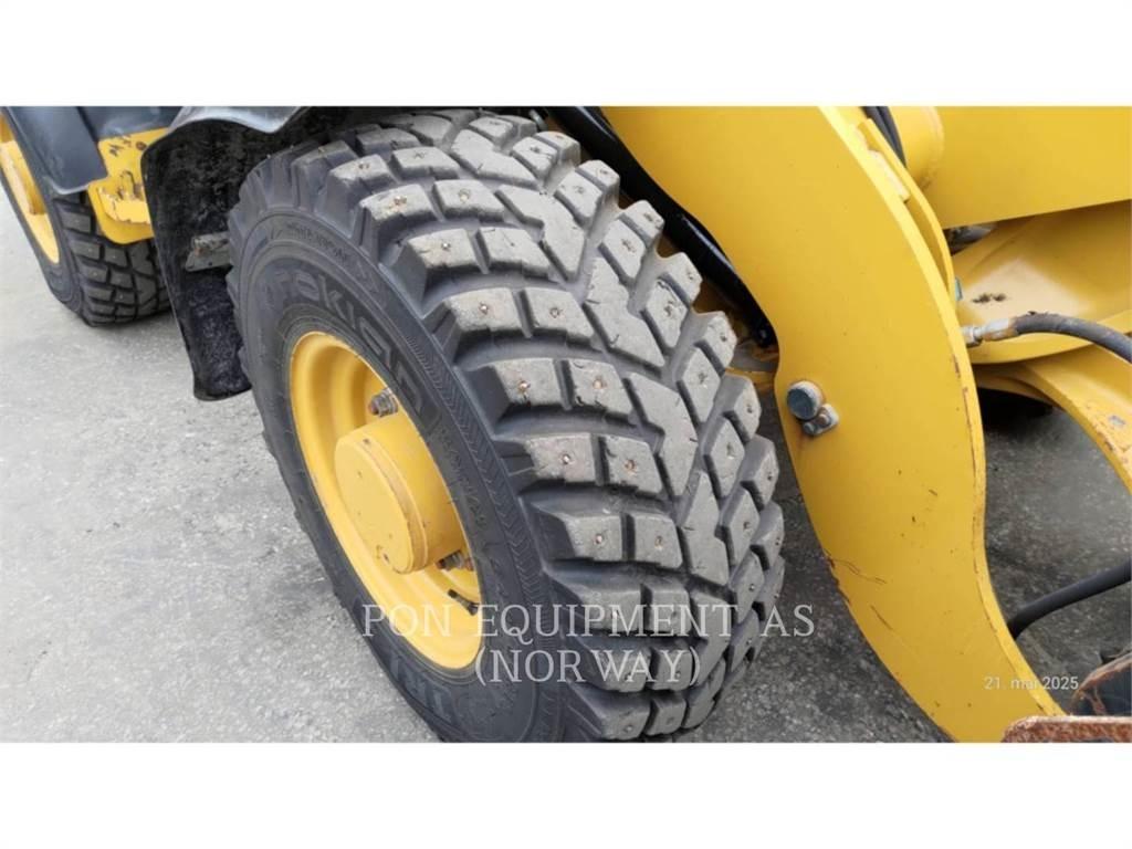 CAT 906M Фронтальные погрузчики