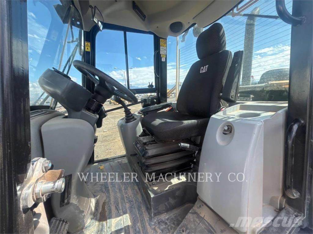 CAT 906M Фронтальные погрузчики