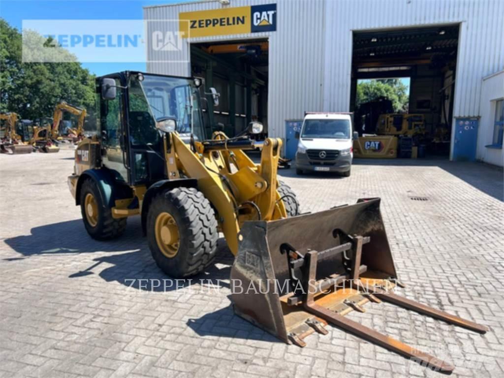 CAT 906M Фронтальные погрузчики
