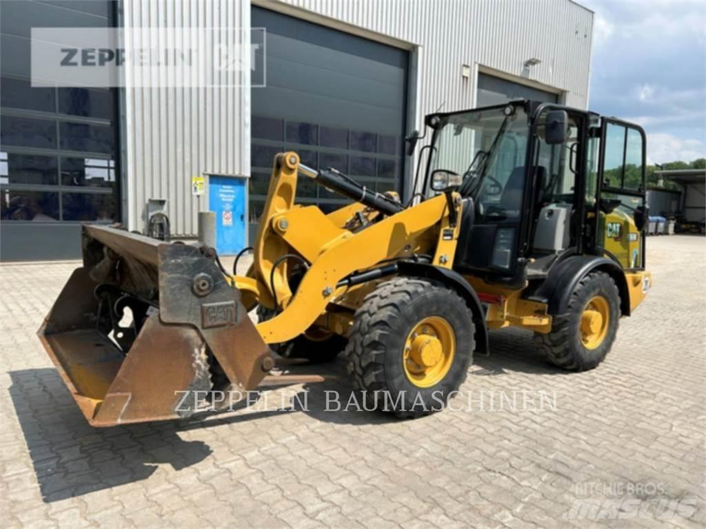 CAT 906M Фронтальные погрузчики