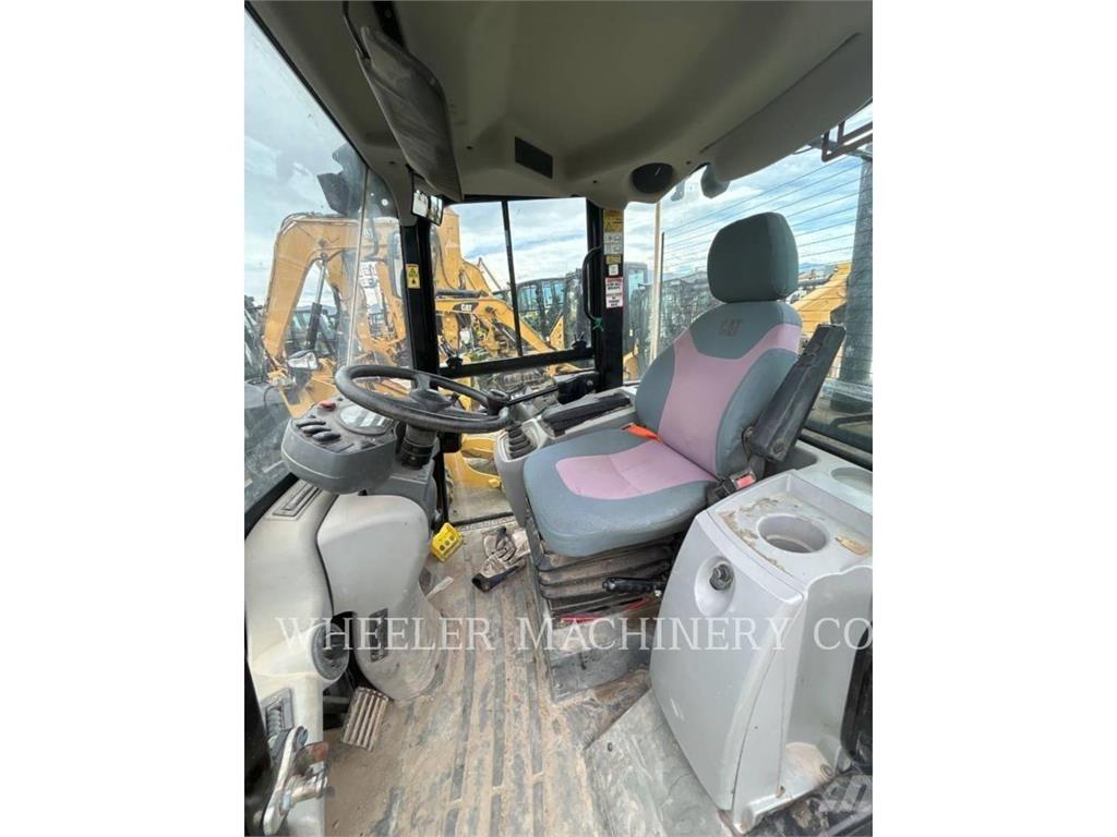 CAT 906M Фронтальные погрузчики