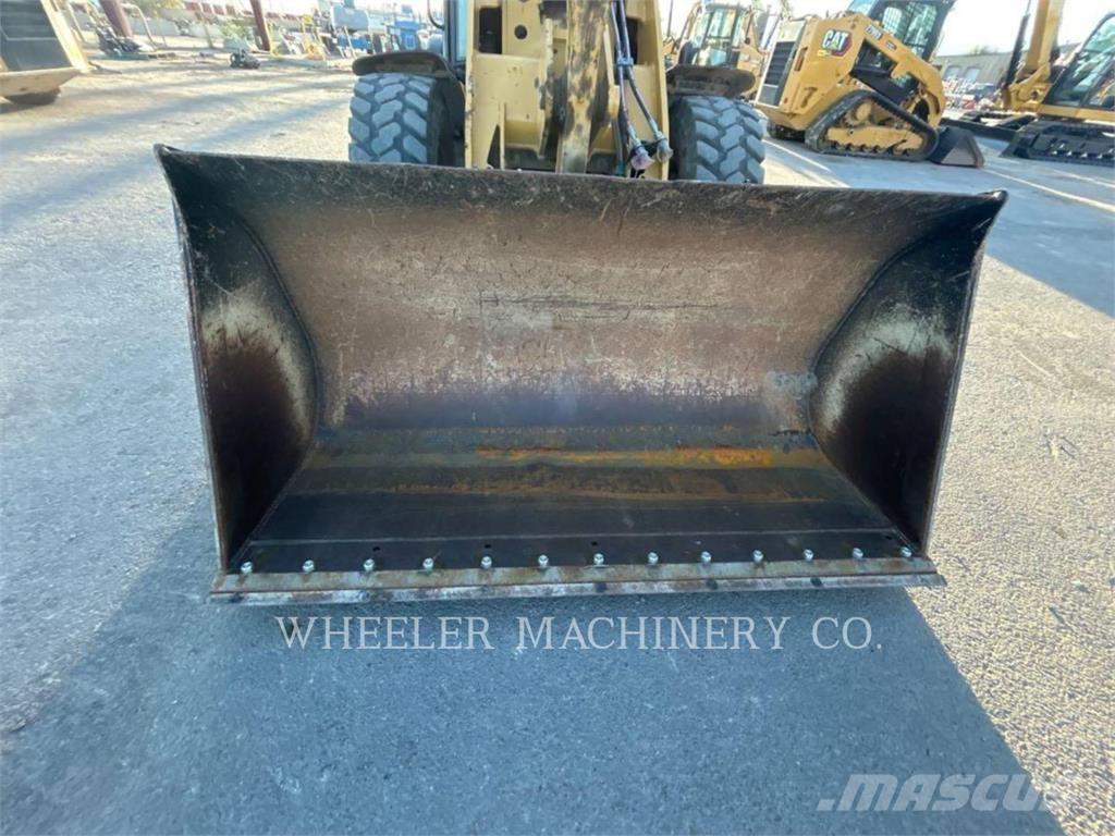 CAT 906M Фронтальные погрузчики