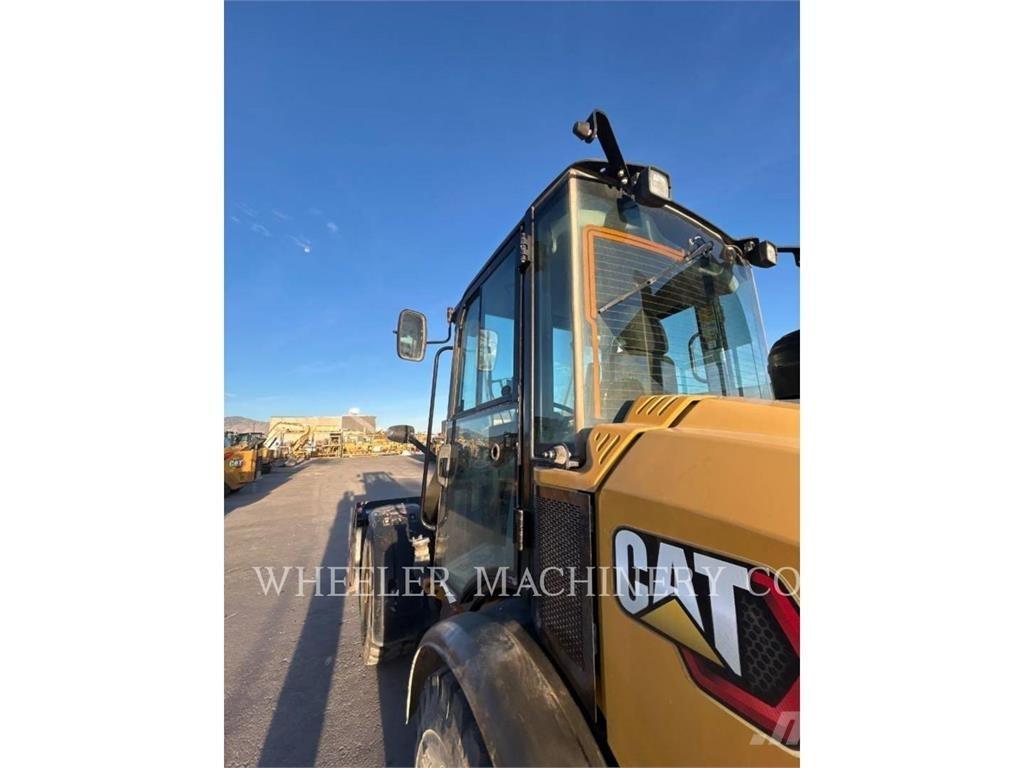 CAT 906M Фронтальные погрузчики