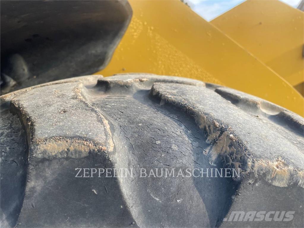 CAT 906M Фронтальные погрузчики