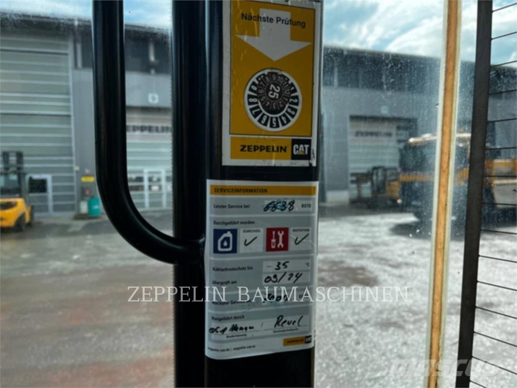 CAT 906M Фронтальные погрузчики