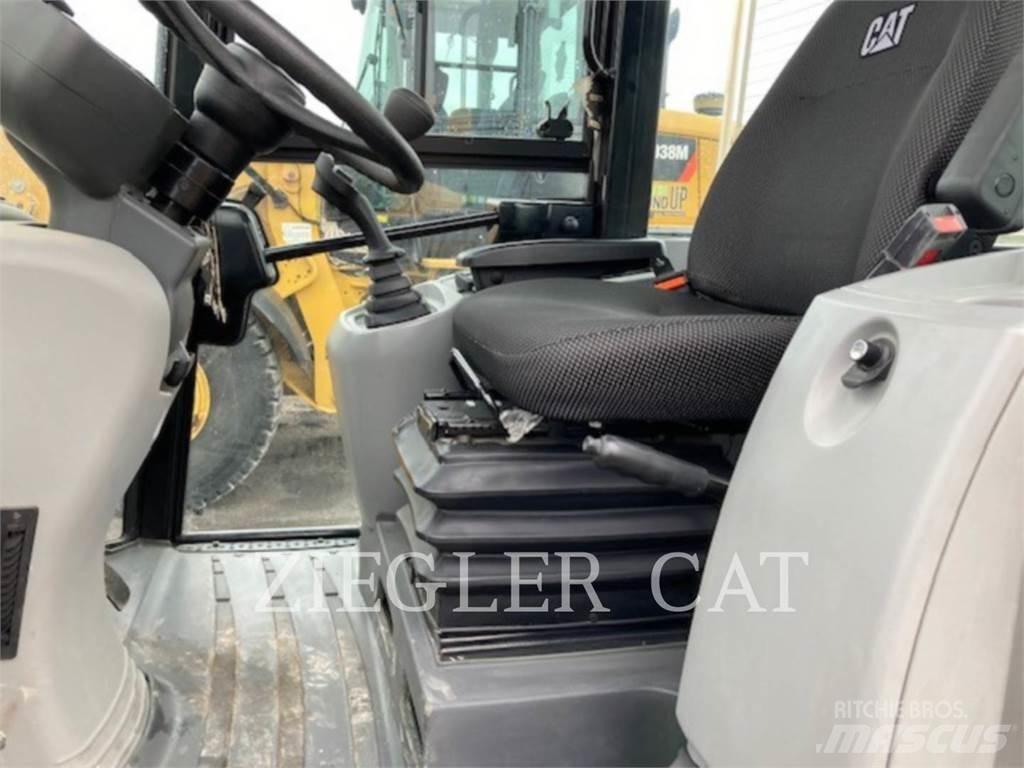 CAT 907M Фронтальные погрузчики