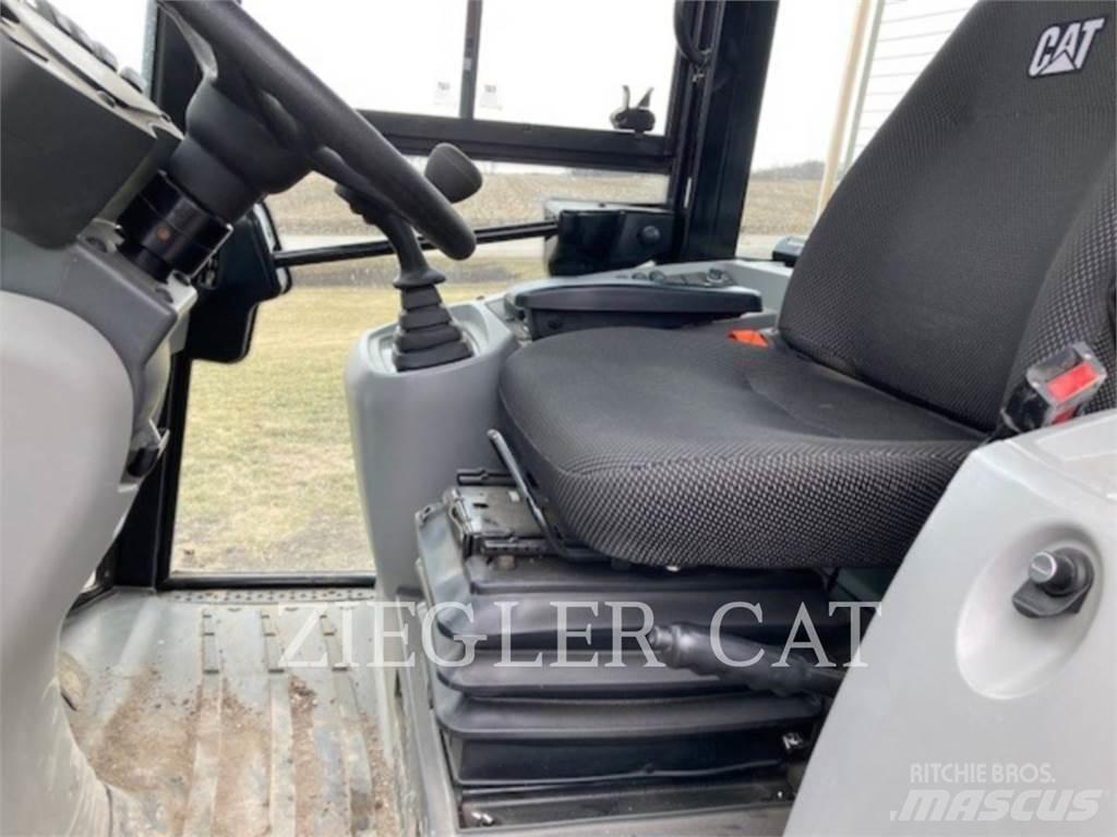 CAT 907M Фронтальные погрузчики