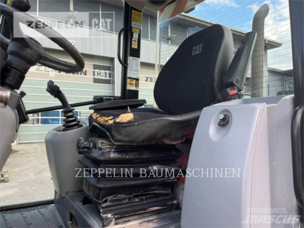 CAT 907M Фронтальные погрузчики