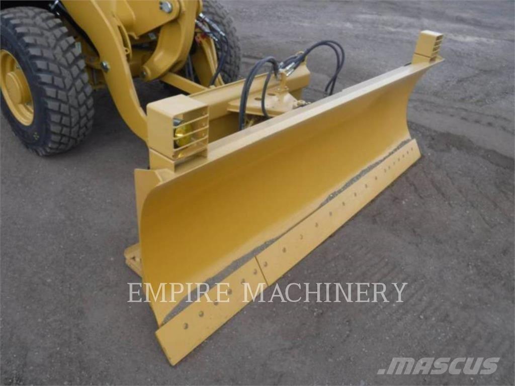 CAT 907M Фронтальные погрузчики