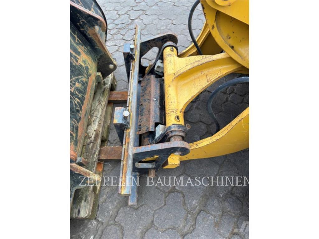 CAT 907M Фронтальные погрузчики