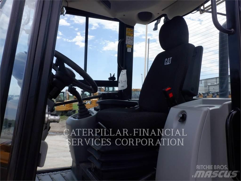 CAT 908M Фронтальные погрузчики