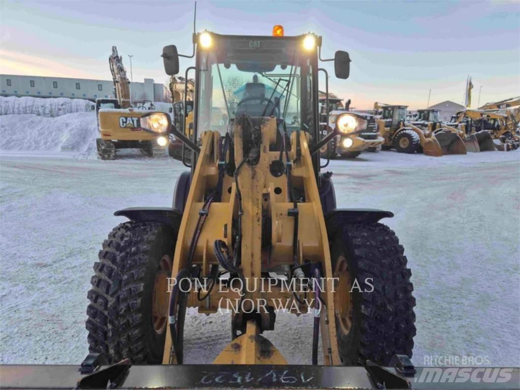 CAT 908M Фронтальные погрузчики