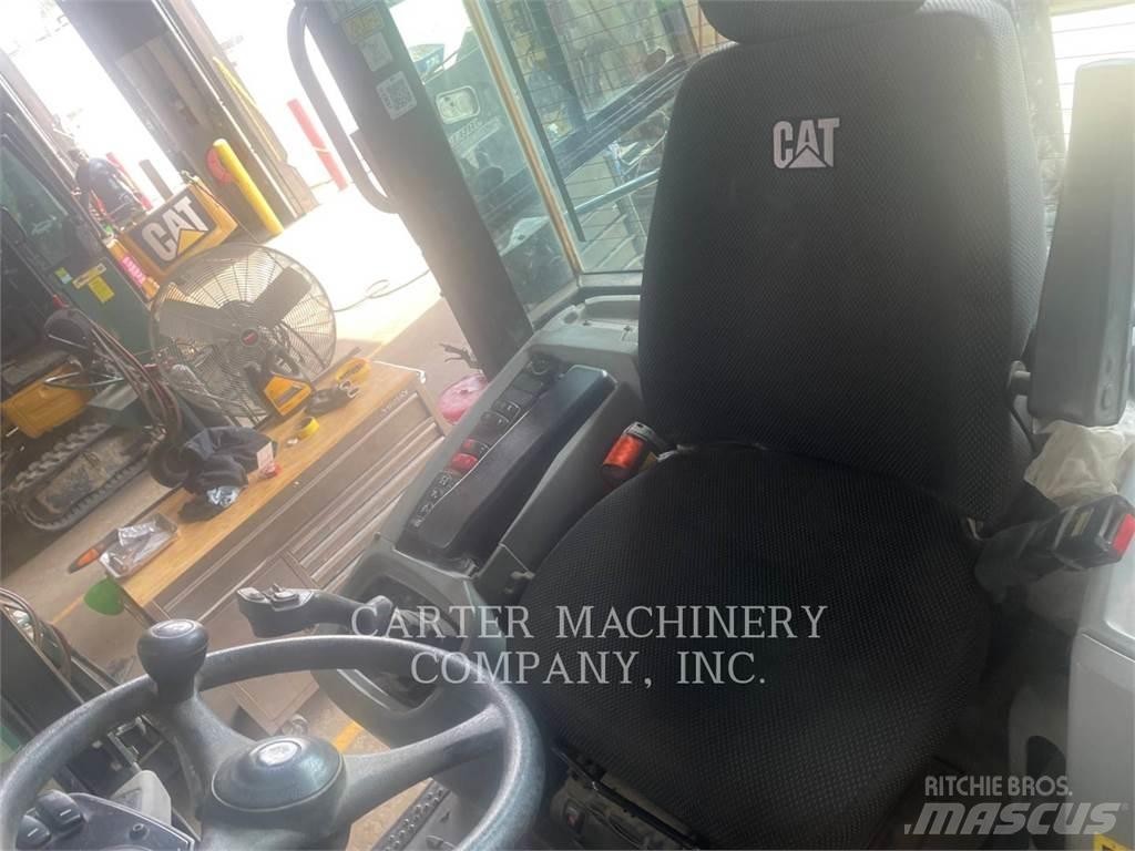 CAT 908M Фронтальные погрузчики