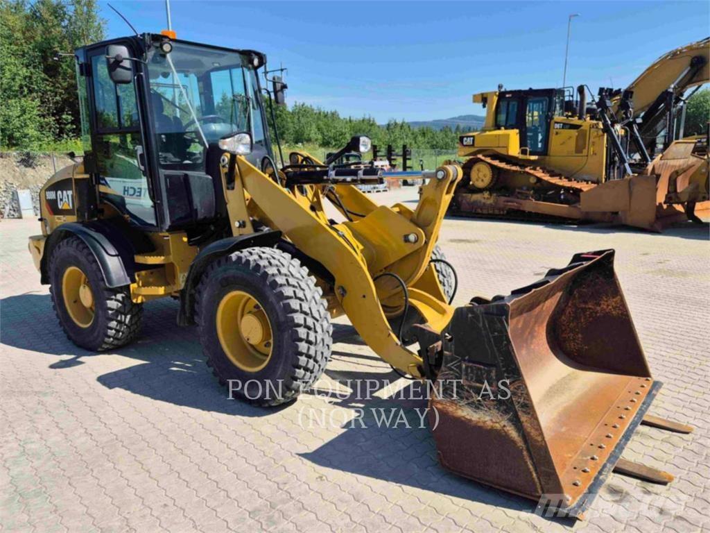 CAT 908M Фронтальные погрузчики