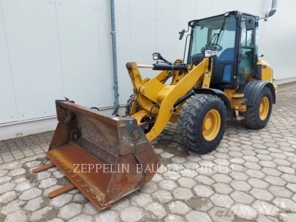 CAT 908M Фронтальные погрузчики