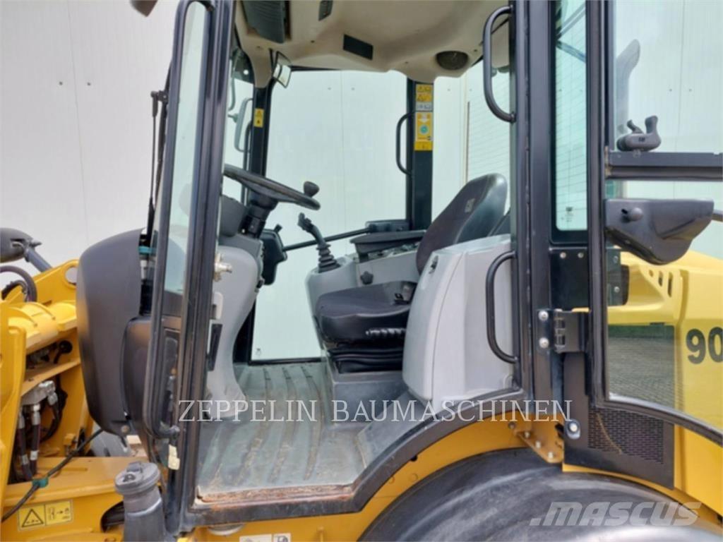 CAT 908M Фронтальные погрузчики