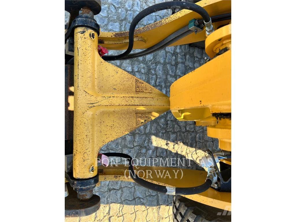 CAT 908M Фронтальные погрузчики