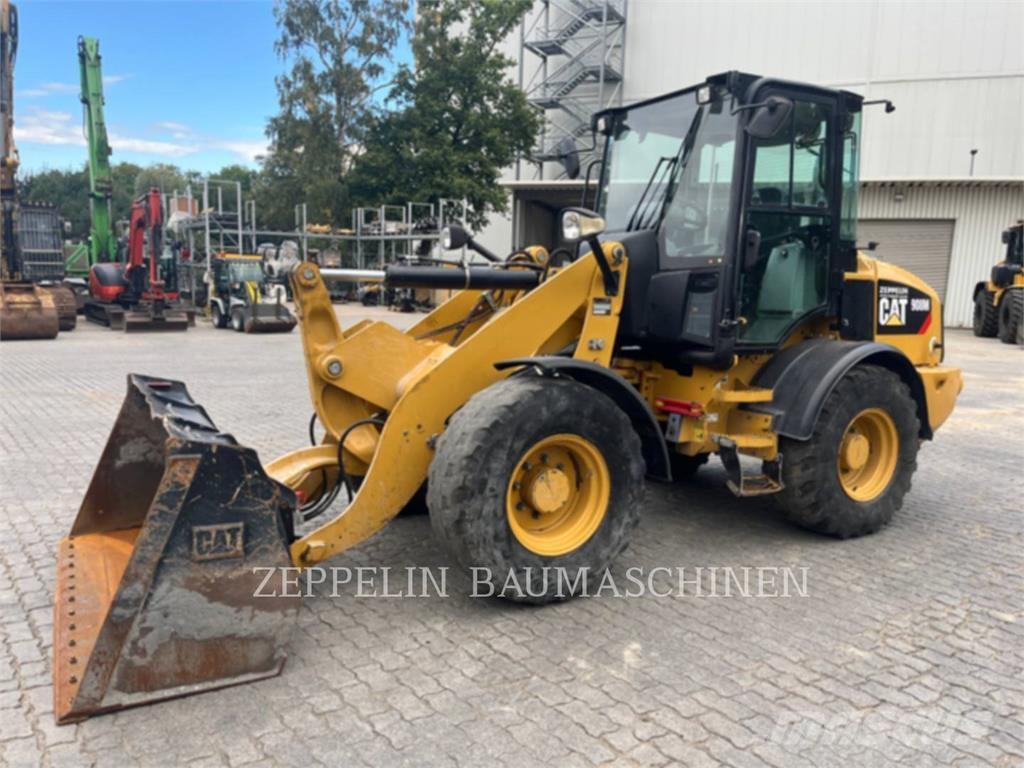 CAT 908M Фронтальные погрузчики