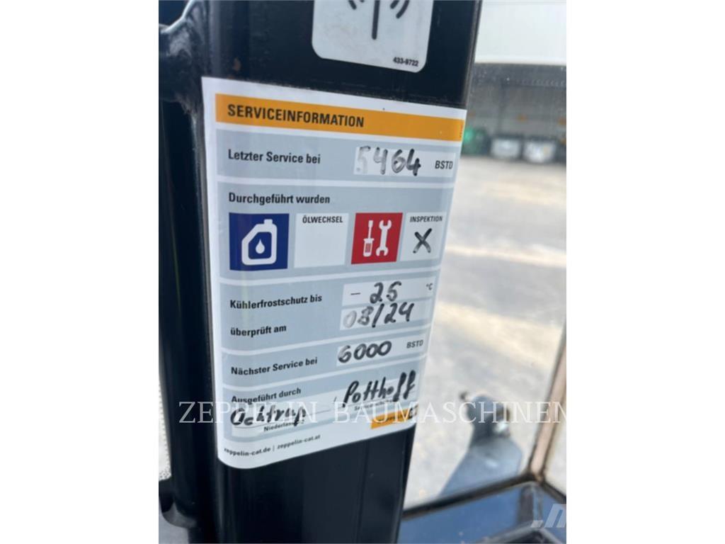 CAT 908M Фронтальные погрузчики