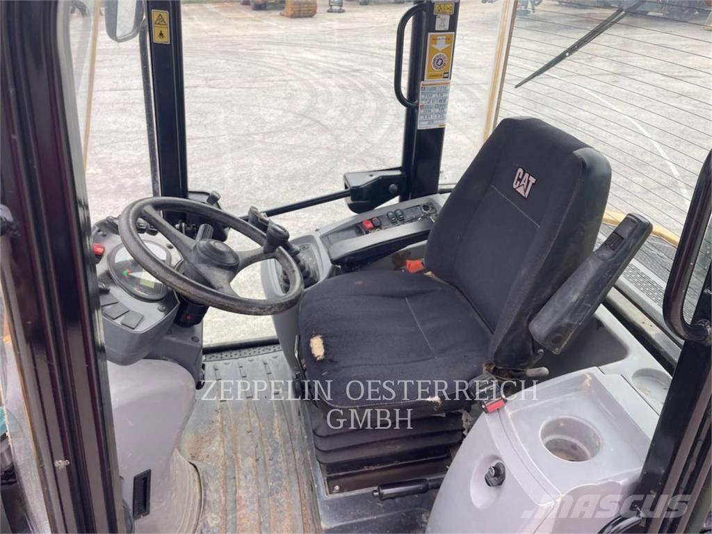 CAT 908M Фронтальные погрузчики