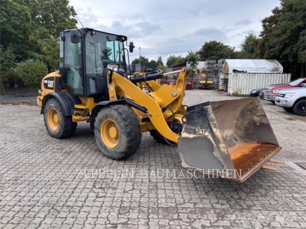 CAT 908M Фронтальные погрузчики