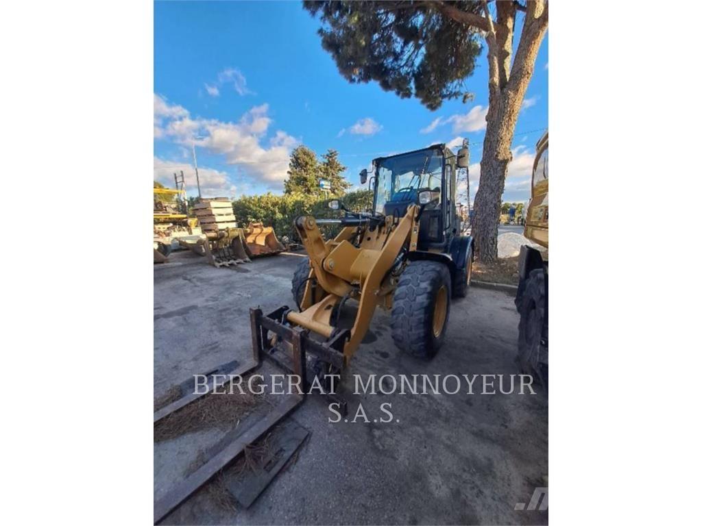 CAT 908M Фронтальные погрузчики