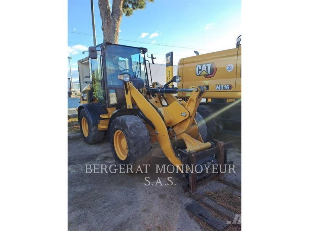 CAT 908M Фронтальные погрузчики