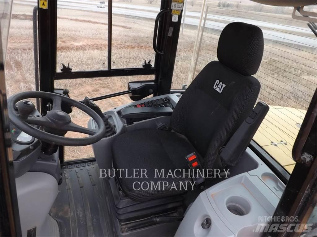 CAT 918M Фронтальные погрузчики