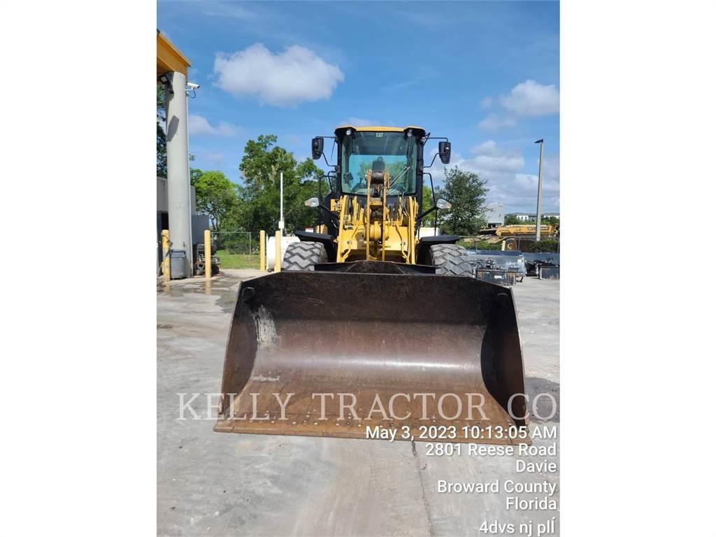 CAT 930M Фронтальные погрузчики