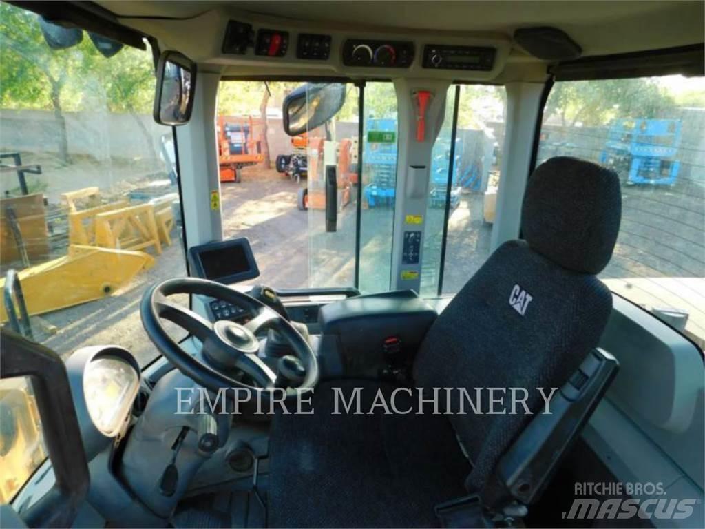 CAT 930M Фронтальные погрузчики