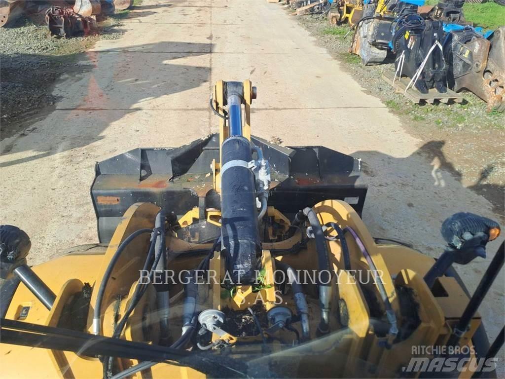 CAT 930M Фронтальные погрузчики