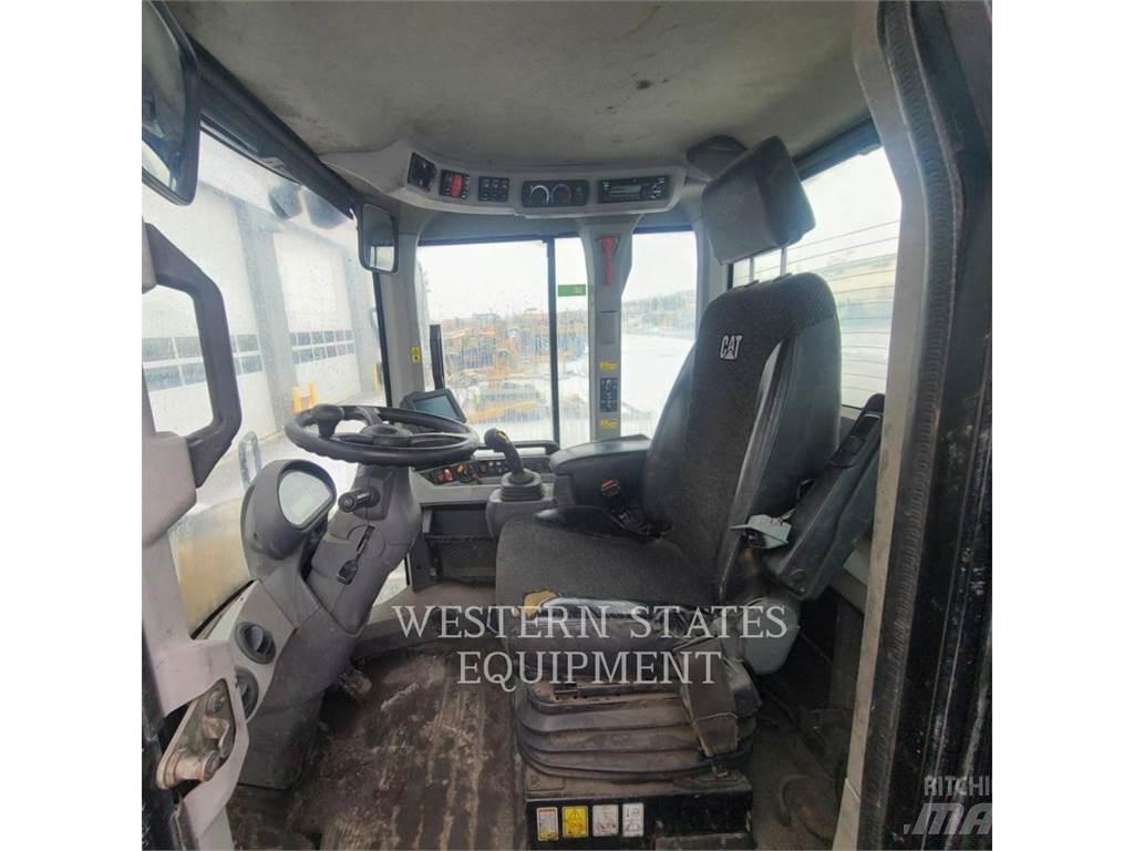 CAT 930M Фронтальные погрузчики