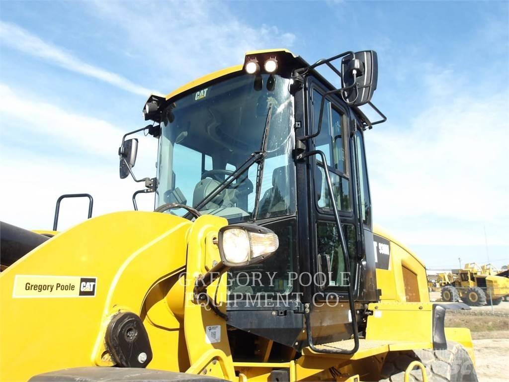 CAT 930M Фронтальные погрузчики