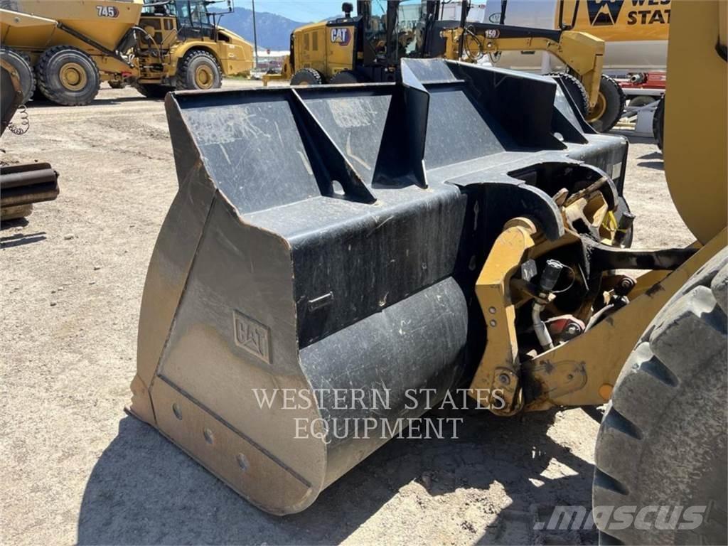 CAT 930M Фронтальные погрузчики