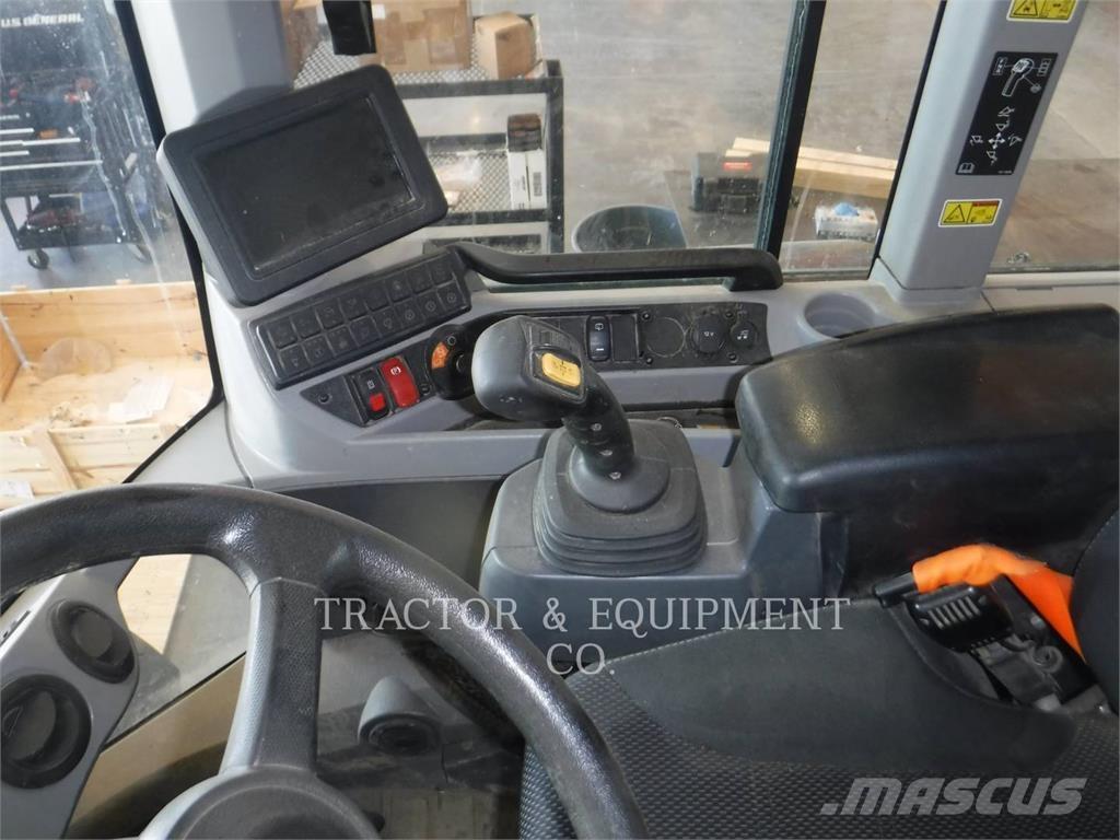 CAT 930M Фронтальные погрузчики