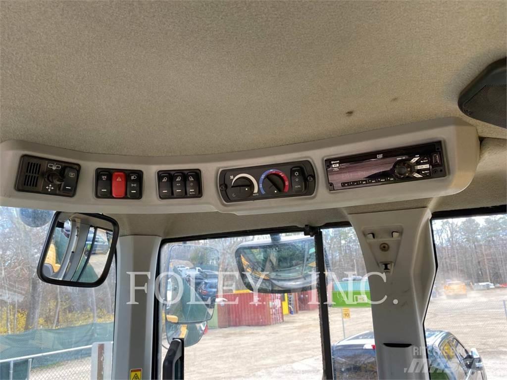 CAT 938M Фронтальные погрузчики