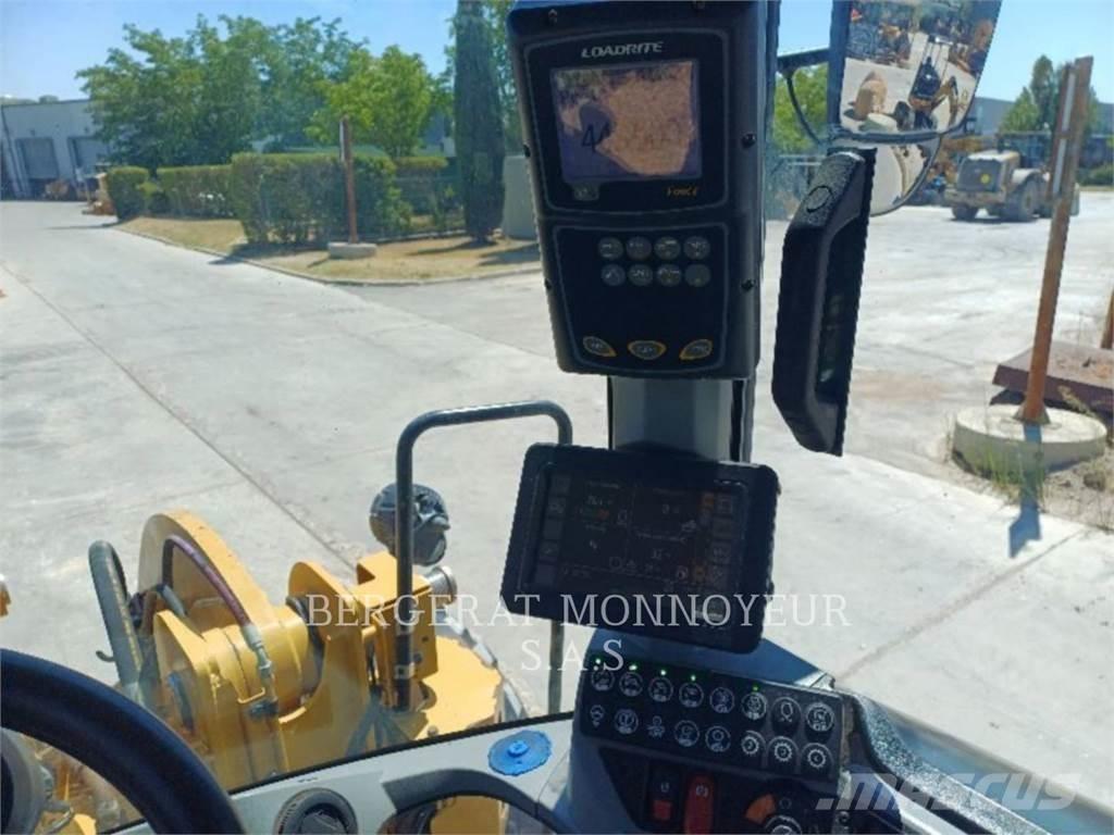 CAT 938M Фронтальные погрузчики