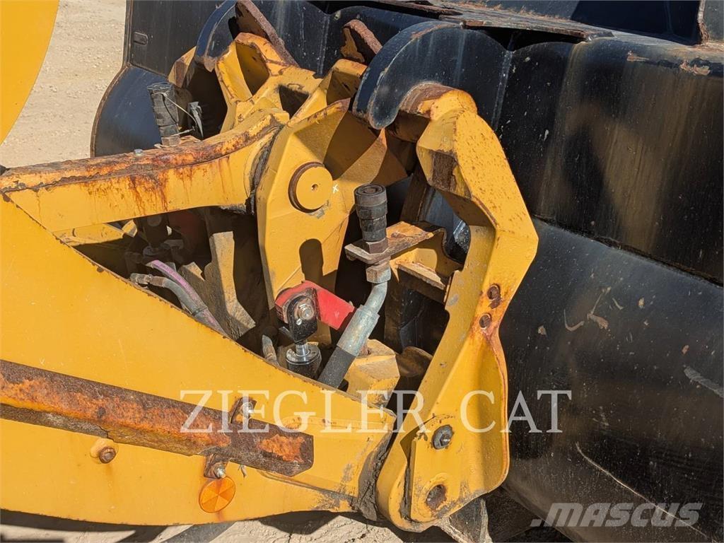 CAT 938M Фронтальные погрузчики