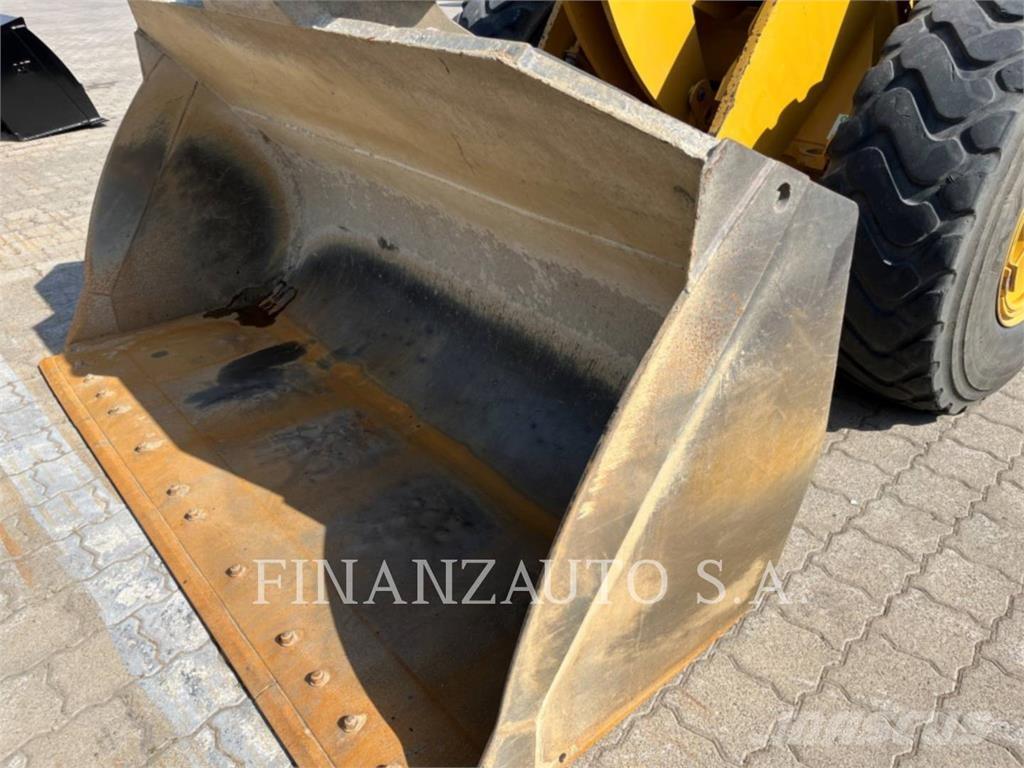 CAT 938M Фронтальные погрузчики