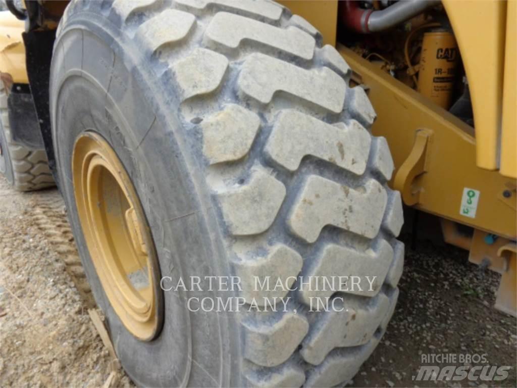 CAT 966M Фронтальные погрузчики