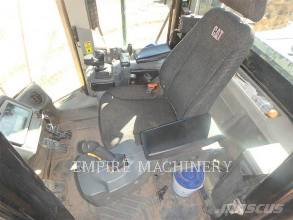 CAT 966M Фронтальные погрузчики