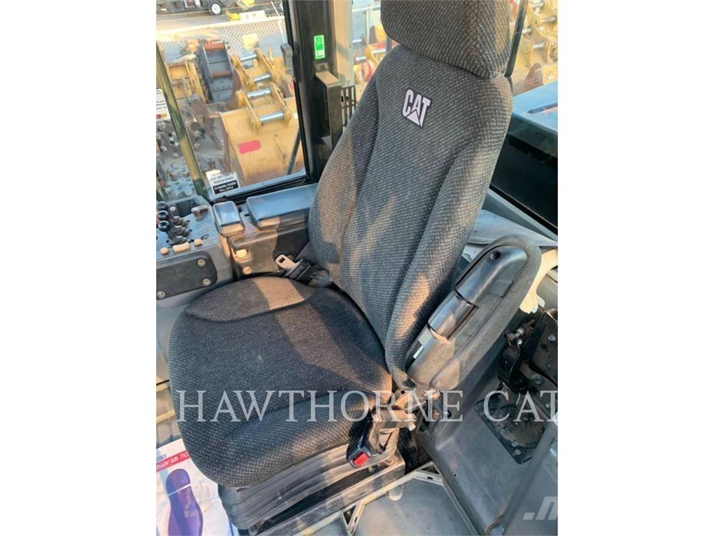 CAT 966M Фронтальные погрузчики