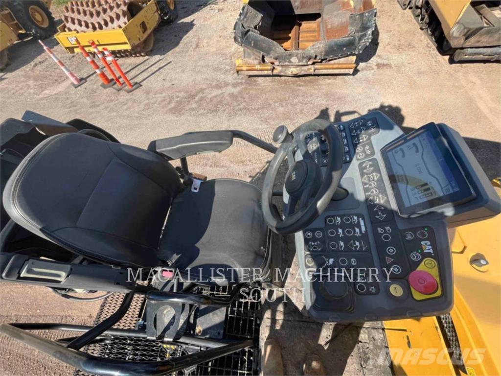 CAT AP555 Асфальтоукладчики