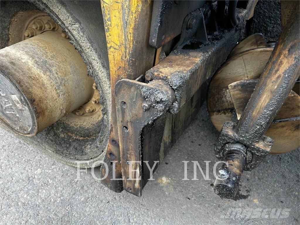 CAT AP655F Асфальтоукладчики