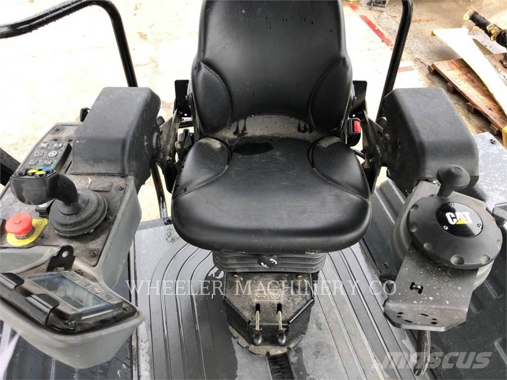 CAT CB15 CW Катки тротуарные